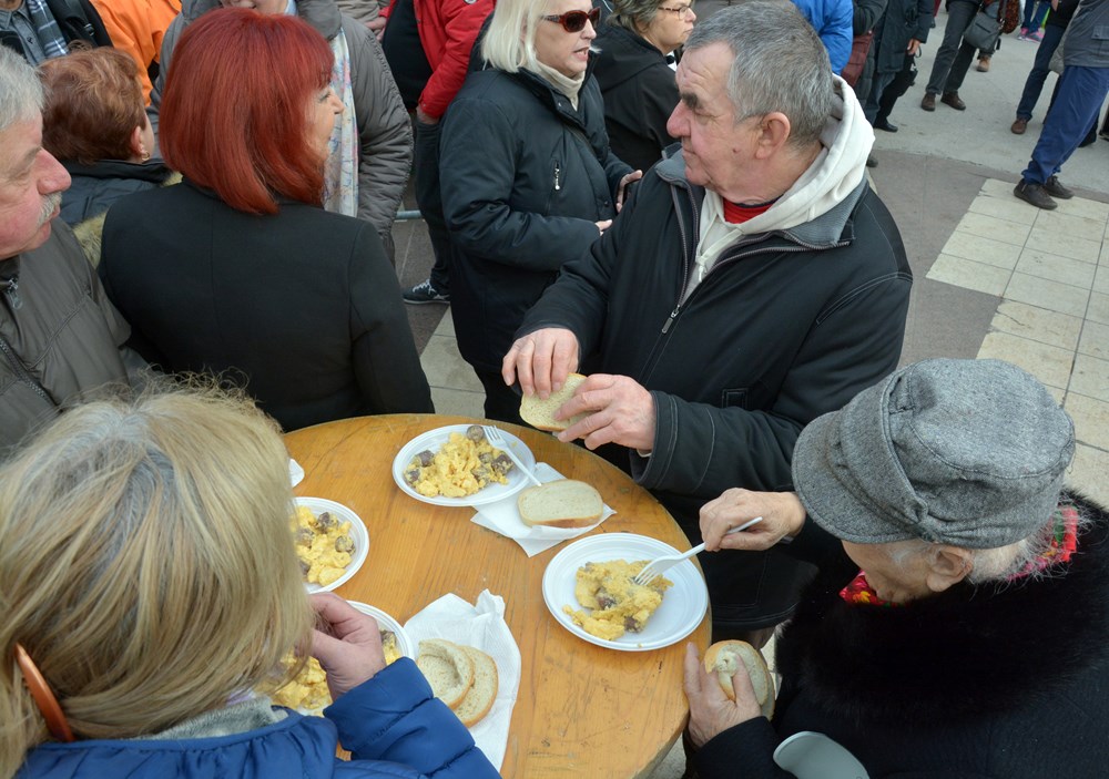 PULA, 31.12.2018. - ZADNJI DAN, TRZNICA, FRITAJA OD 2019 JAJA Snimio Neven LAZAREVIC